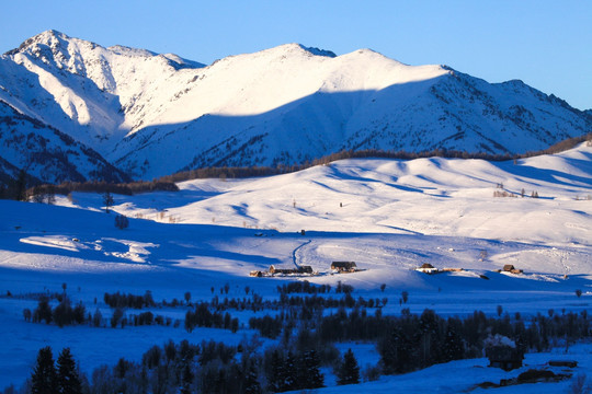 喀纳斯阿勒泰山区禾木雪景