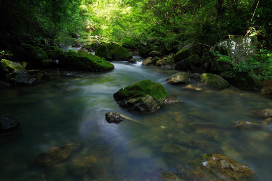 山间溪流