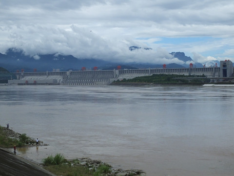 三峡水库雨后初晴云彩绚丽