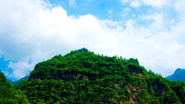 山尖 蓝天白云  大山