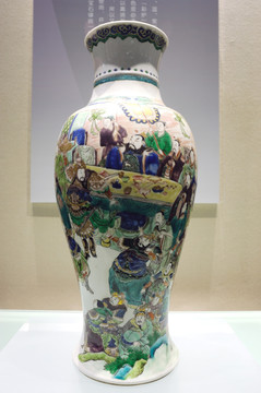 清代五彩人物瓷瓶