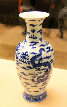 西藏青花云龙纹花瓶