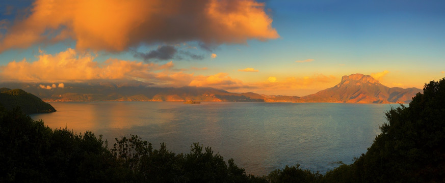 泸沽湖日出