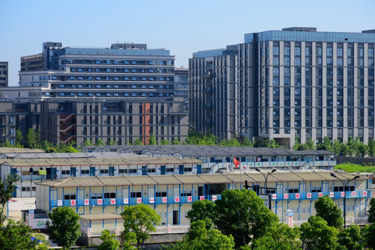 城市建筑群里的建筑工人宿舍