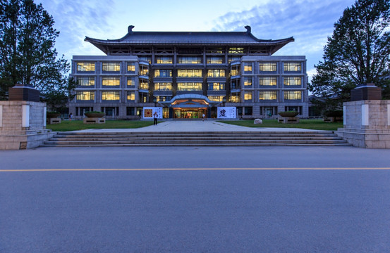 北京大学图书馆新馆东楼正面夜景