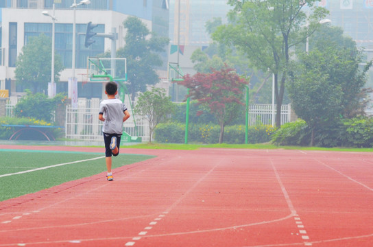 跑步的男孩 塑胶跑道