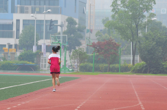 塑胶跑道上跑步的女孩