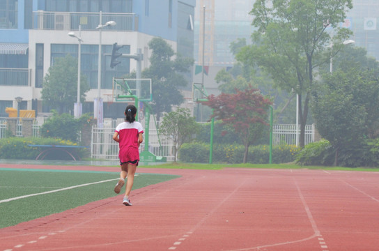 跑步的女孩