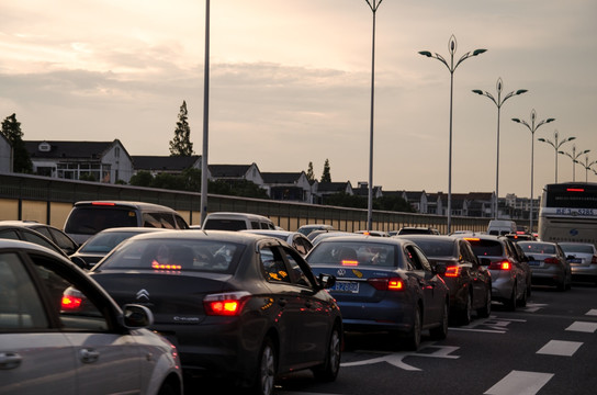 黄昏高架道路上的车流