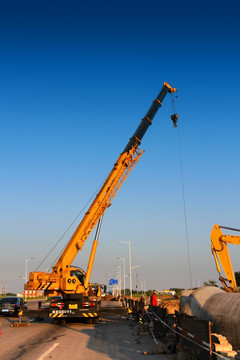 建筑 工地 吊车 挖沟机