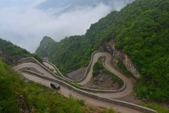 太行山上的盘山路