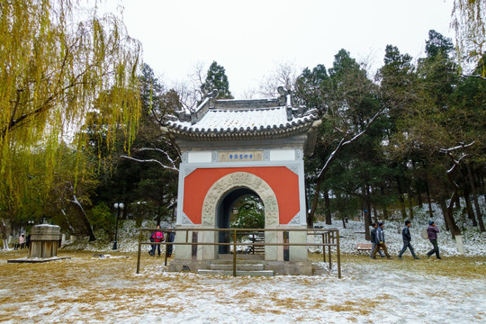 北大校园风光大慈济寺山门雪景