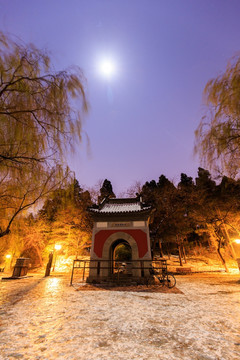 北大校园风光慈济寺山门夜景月色