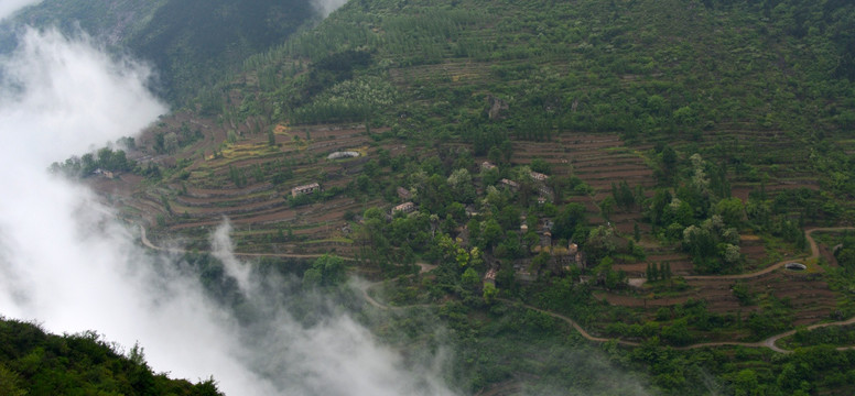 云雾中的太行山村