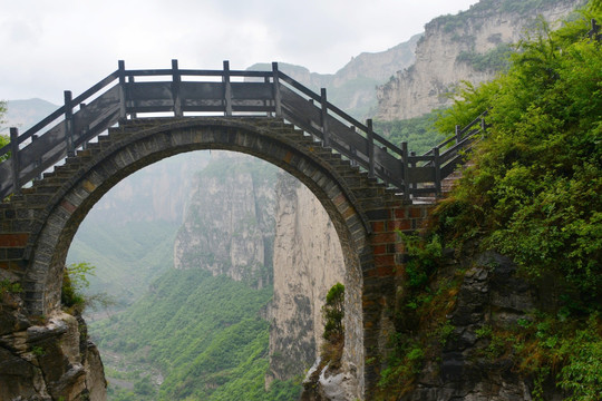 山涧中的石桥
