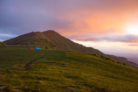 山顶火烧云 延庆小海坨山日出