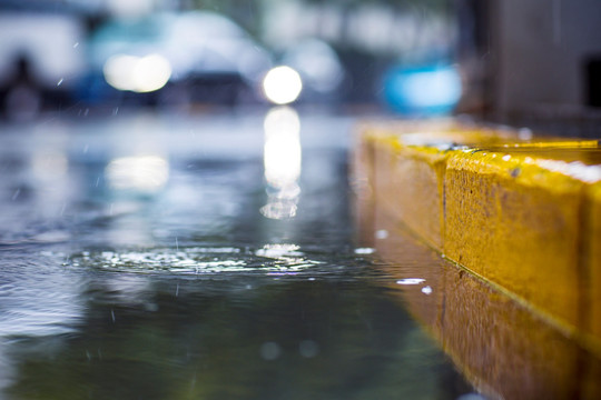 南京西路雨天马路