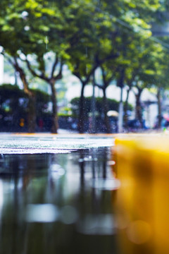 南京西路雨天马路