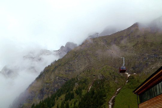 云涌山峰 阿尔卑斯山 缆车站