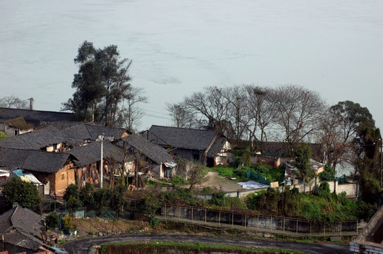 江畔小山村