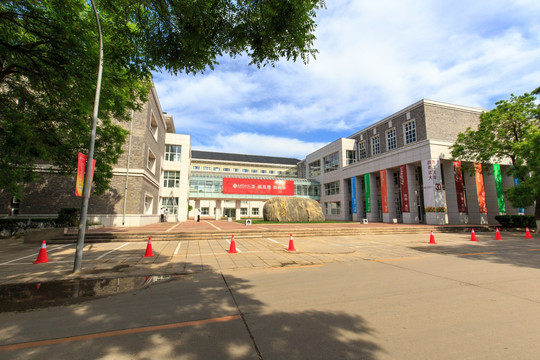 北京大学光华管理学院外景敢当石