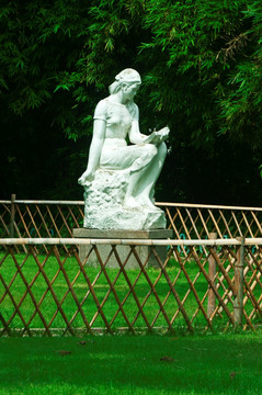 读书的女孩雕塑