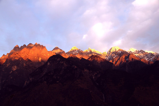 玉龙雪山日照金山