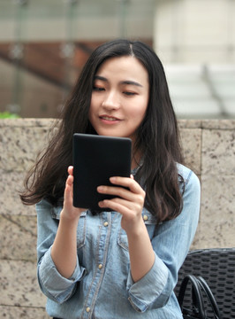 正在玩平板电脑的年轻女人