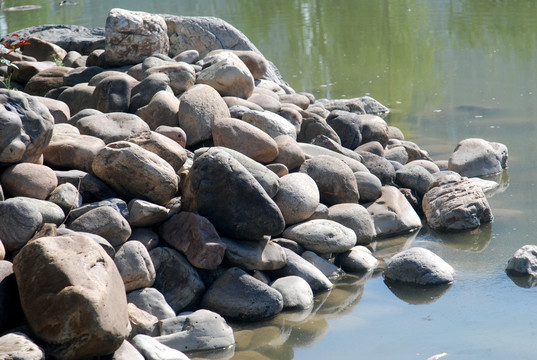 河边的鹅卵石