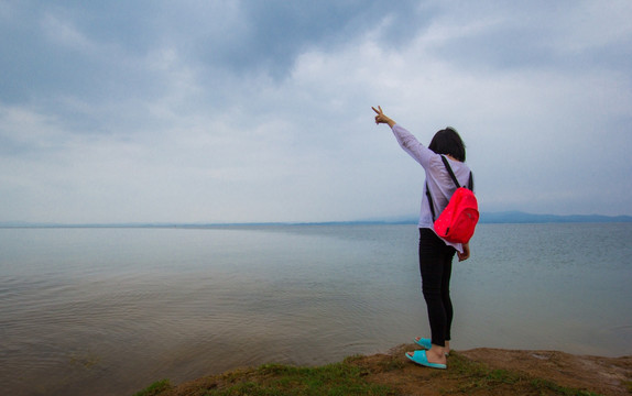 海边放松的美女