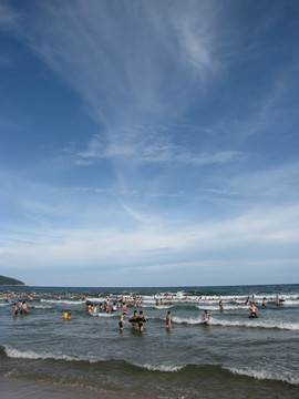 沙扒湾畅泳天地间