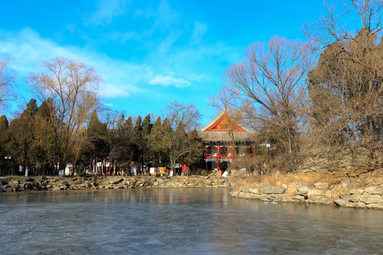 北京大学校园风光未名湖冰面冬景