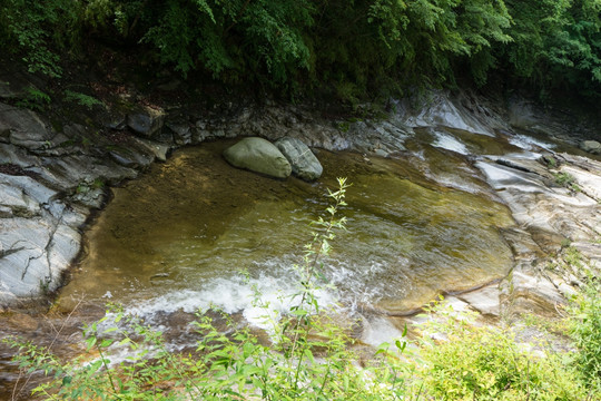 山间溪流 溪水潺潺