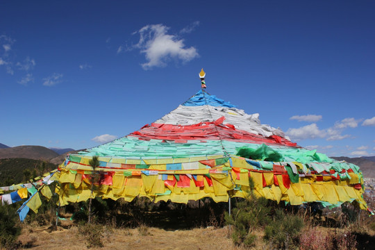 经幡搭建的棚子