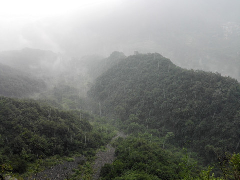 雨中太行山