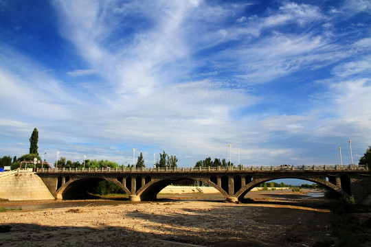 干涸的河流 石拱桥