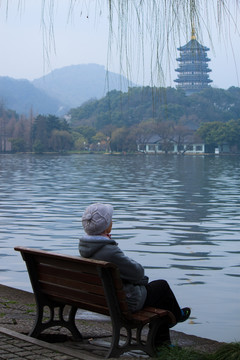 老人遥看雷峰塔