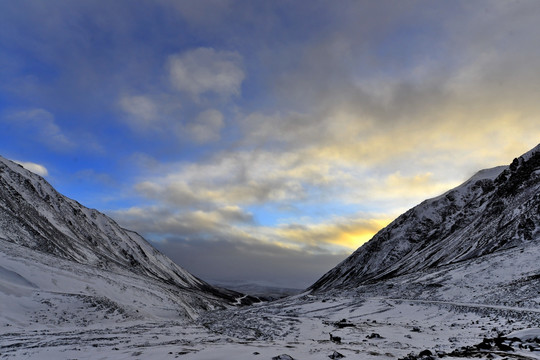 岗什卡雪峰