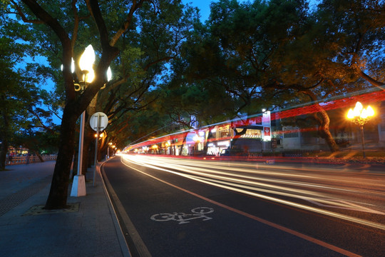 惠州街道夜景车流