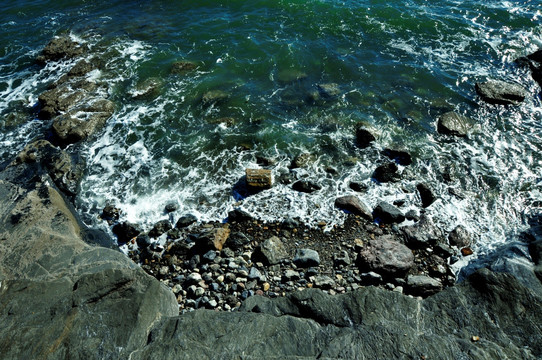 水击打海岸的石头