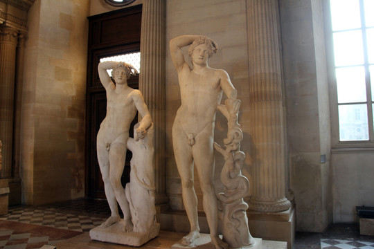 卢浮宫人物雕塑