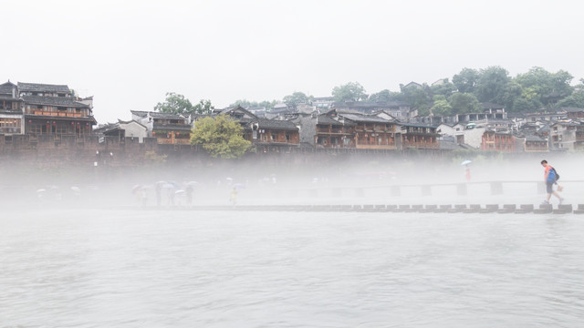 凤凰古城 雾锁沱江 跳岩