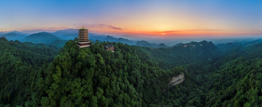 都江堰青城山日出全景图