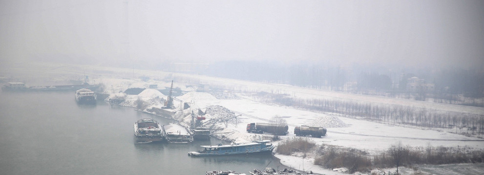 雪中河岸码头