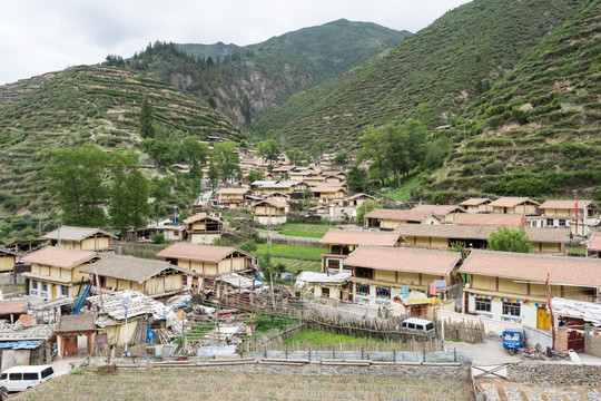 山脚下的藏族村寨