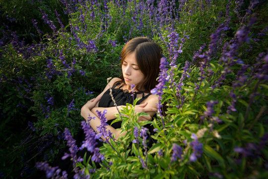 花丛里的女孩