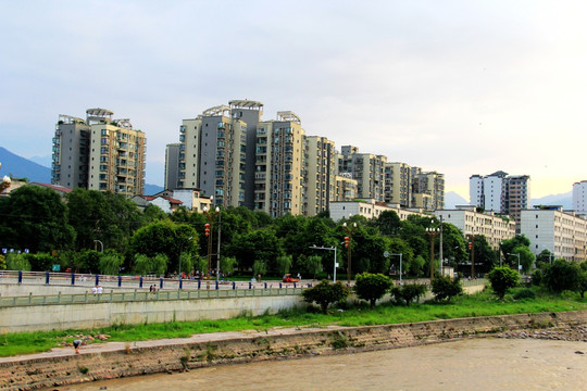 鸿林新城 河堤 楼群