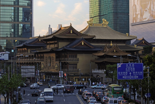 傍晚的上海静安寺