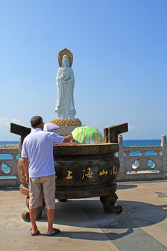 三亚南山观音像 香客