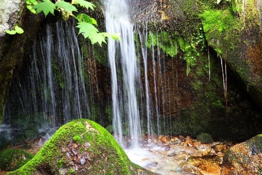 山间流水